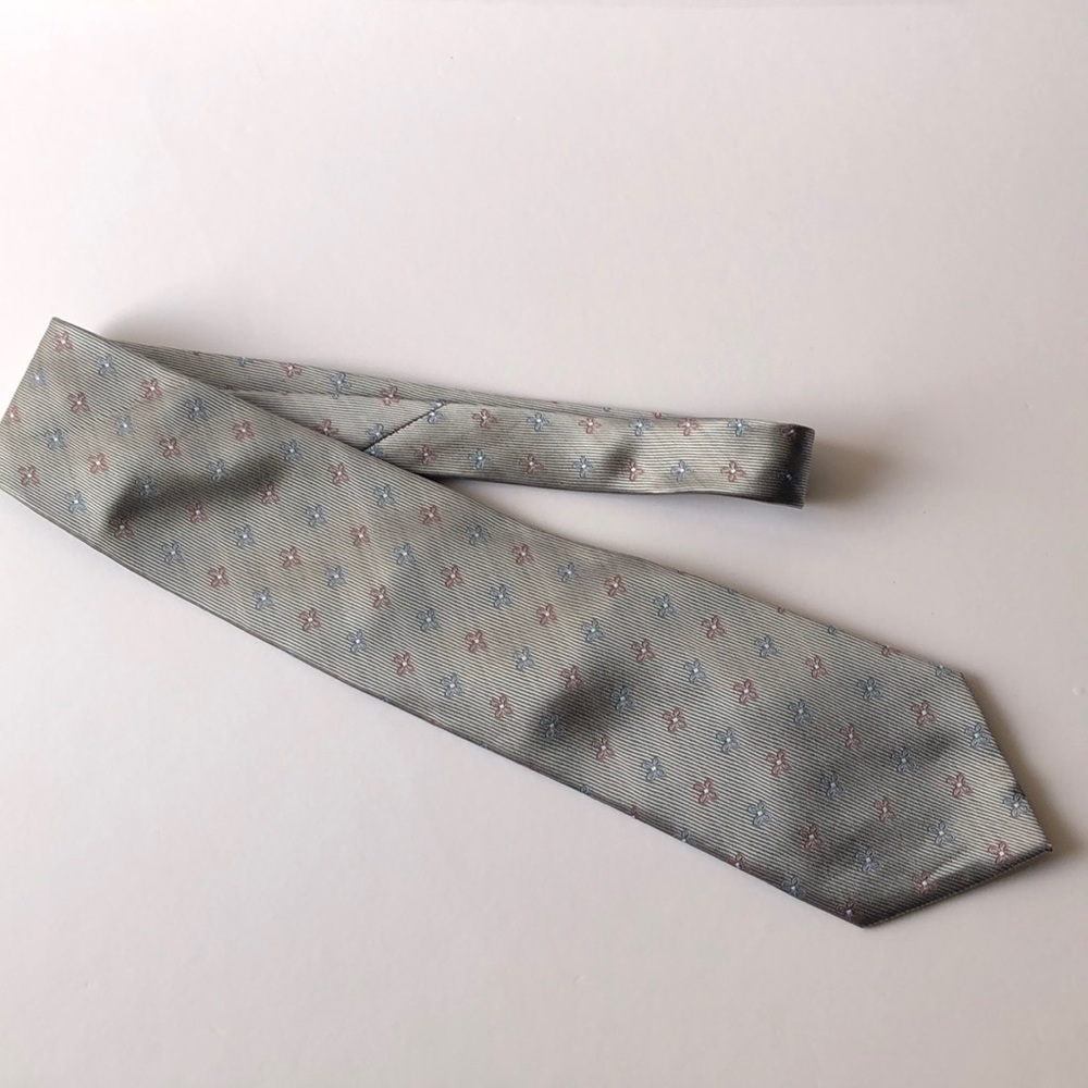 La Leta 100% Silk Floral Gray One Size business attire Tie